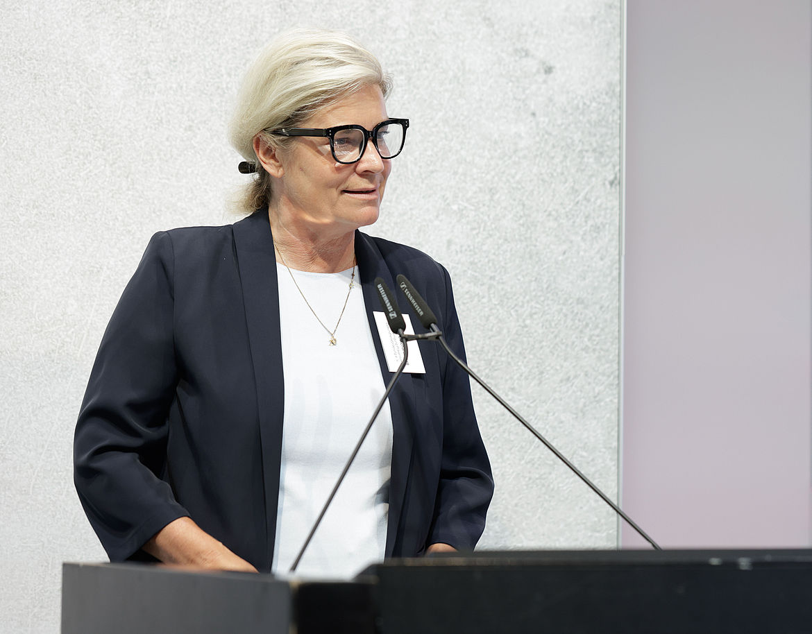 Simone Borchardt MdB, Präsidentin der Bundesvereinigung Prävention und Gesundheitsförderung e. V. (BVPG) Simone Borchardt, Mitglied des Deutschen Bundestages, Präsidentin der Bundesvereinigung Prävention und Gesundheitsförderung, steht am Rednerpult und begrüßt die Teilnehmenden.