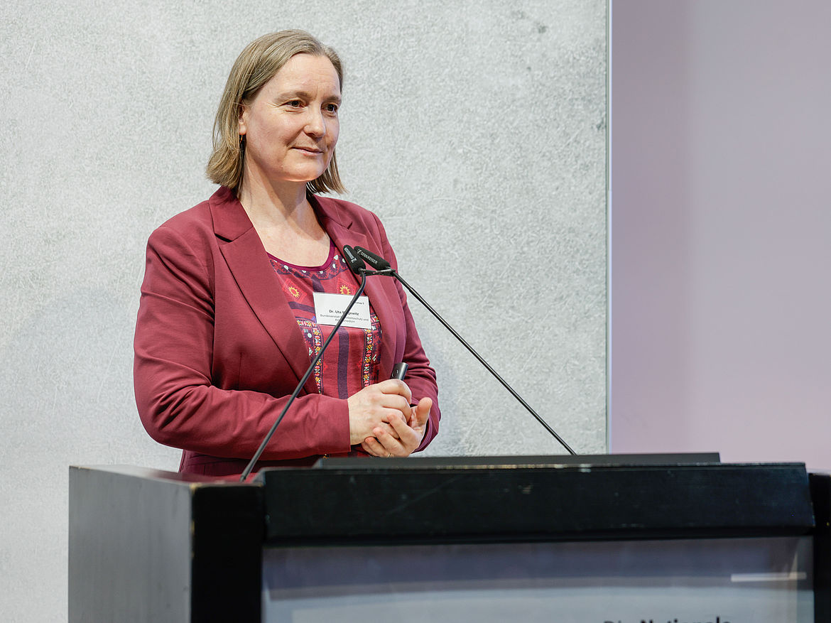 Dr. Uta Wegewitz, Fachbereichsleiterin "Arbeit und Gesundheit", Bundesanstalt für Arbeitsschutz und Arbeitsmedizin Dr. Uta Wegewitz, Fachbereichsleiterin "Arbeit und Gesundheit", Bundesanstalt für Arbeitsschutz und Arbeitsmedizin steht am Rednerpult und gibt einen Impuls zum Thema “Psyche und Gesundheit bei der Arbeit“.