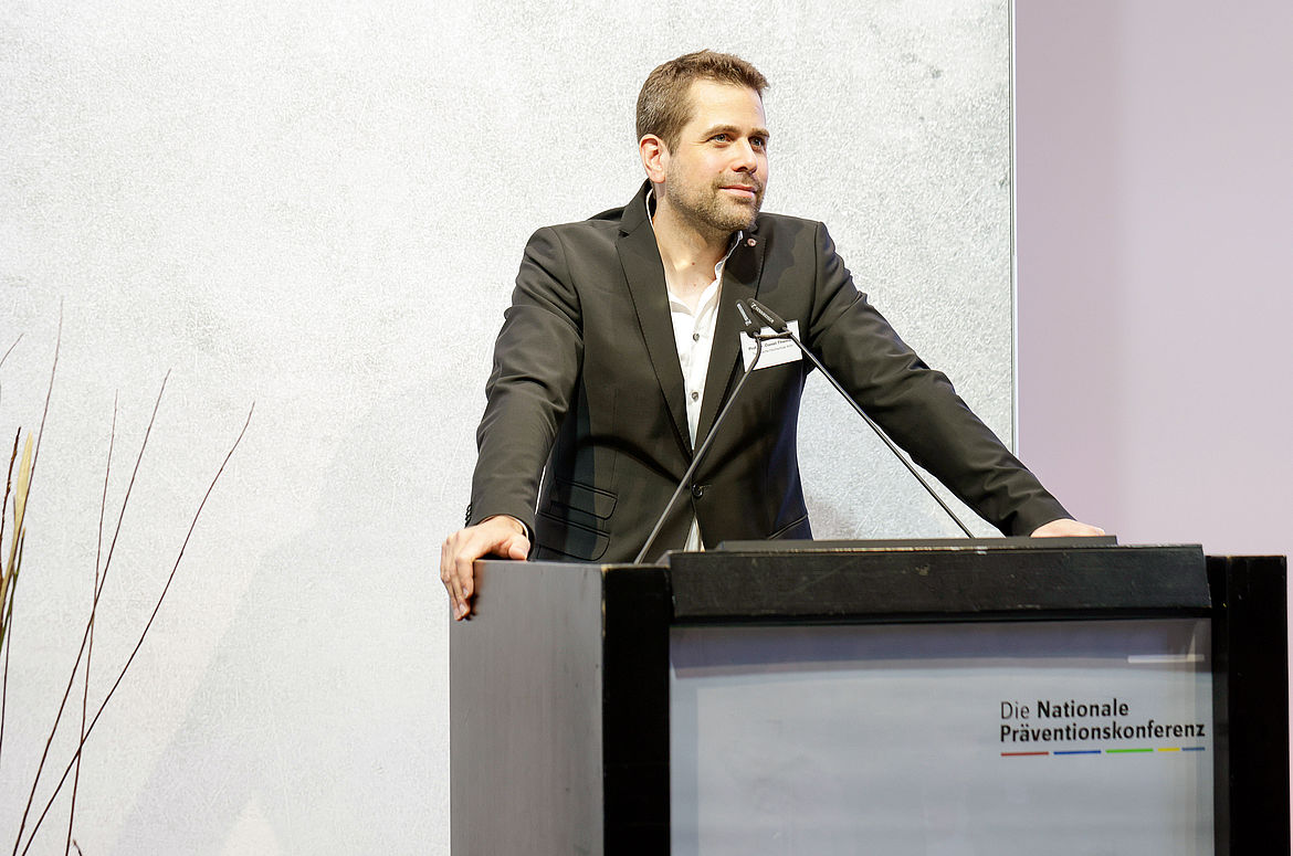 Prof. Dr. Daniel Thiemann; Institute for Business Administration and Leadership, Technische Hochschule Köln Prof. Dr. Daniel Thiemann vom Institute for Business Administration and Leadership, Technische Hochschule Köln steht am Rednerpult und gibt einen Impuls über Chancen und Risiken von digitalen Technologien.
